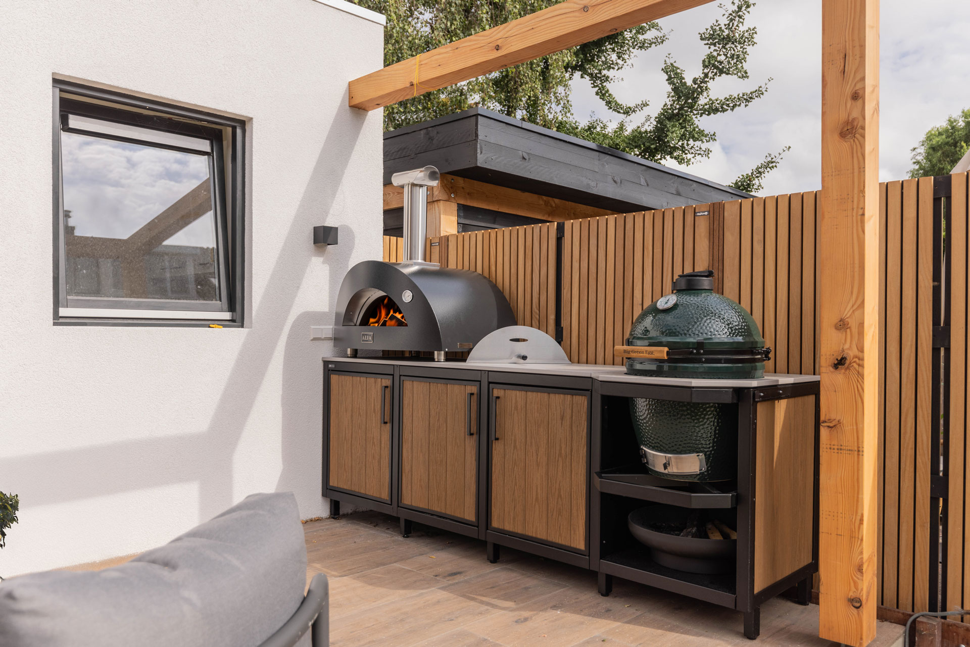 Een houten buitenkeuken; de voor- en nadelen