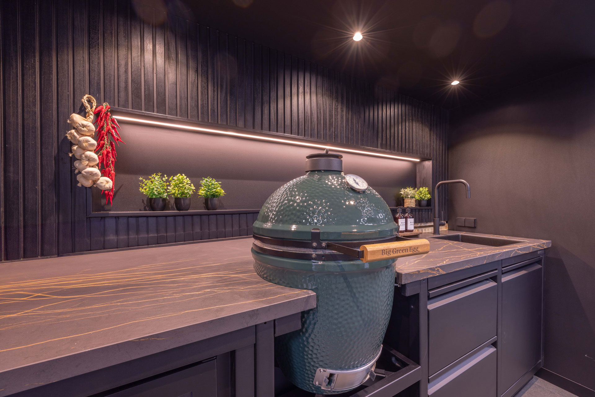 Buitenkeuken-met-overkapping---life-steel-x-LufoLiving