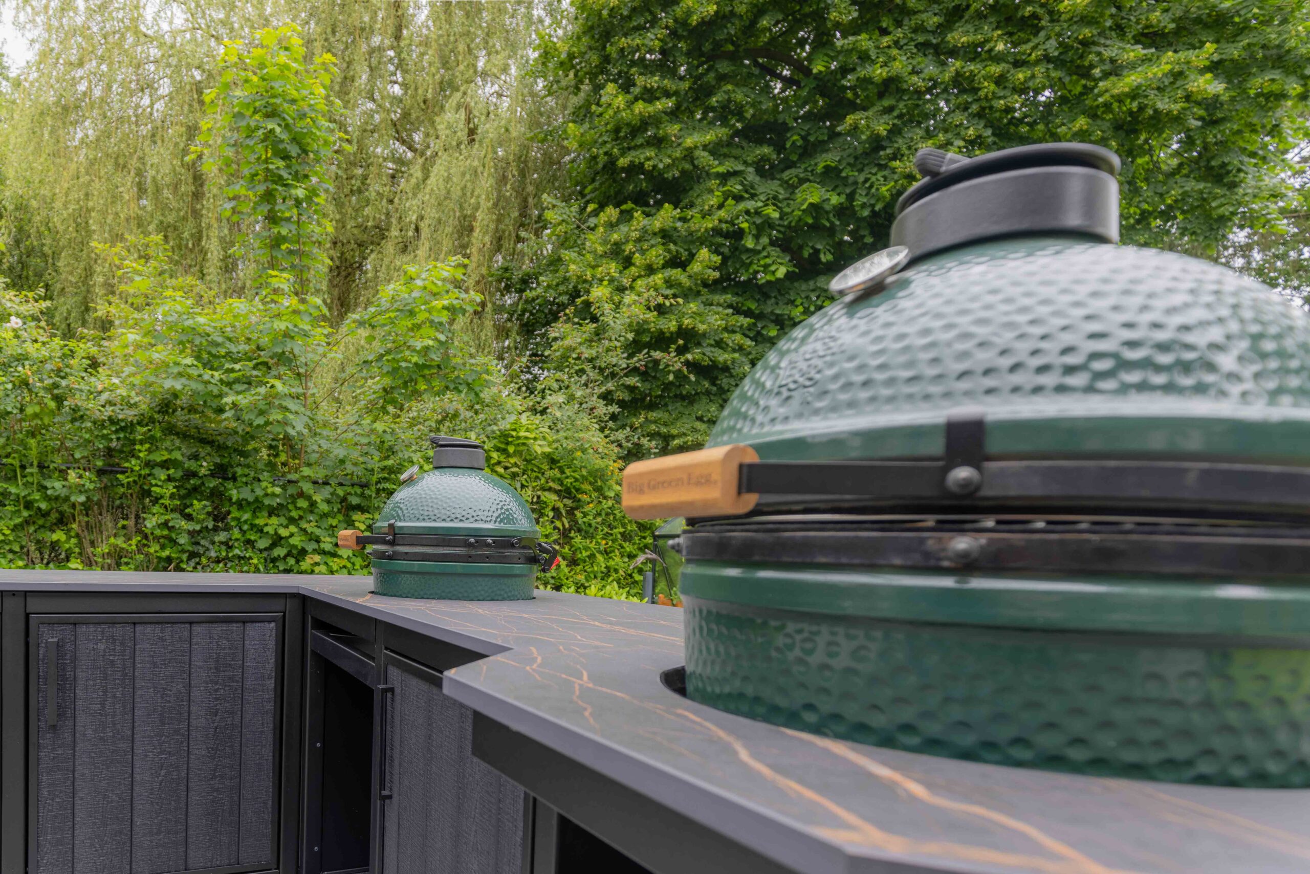 Kamado buitenkeuken idee