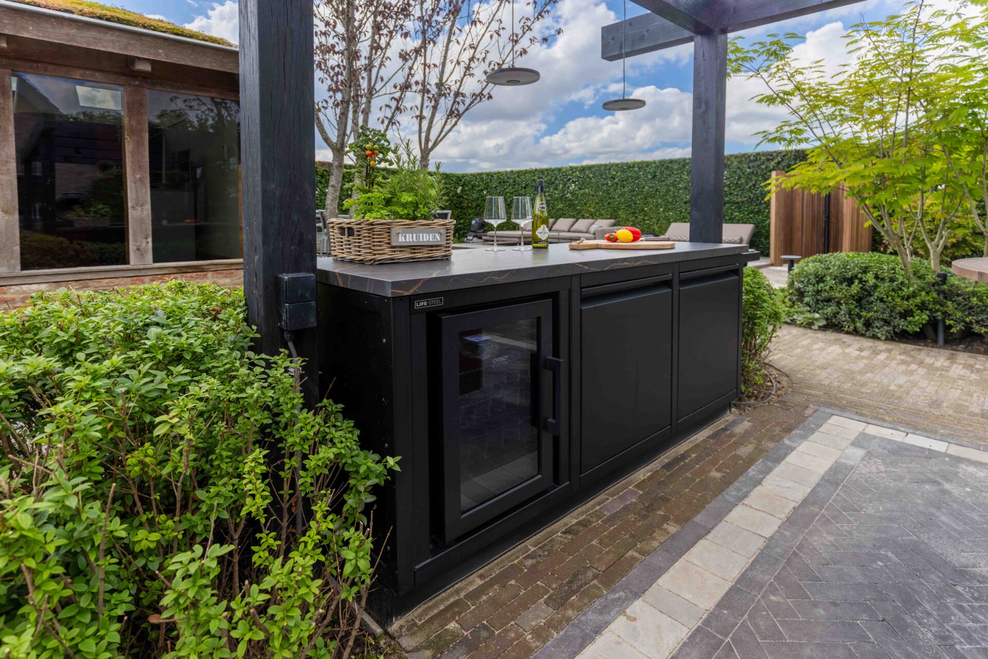 Buitenkeuken met koelkast in showtuin